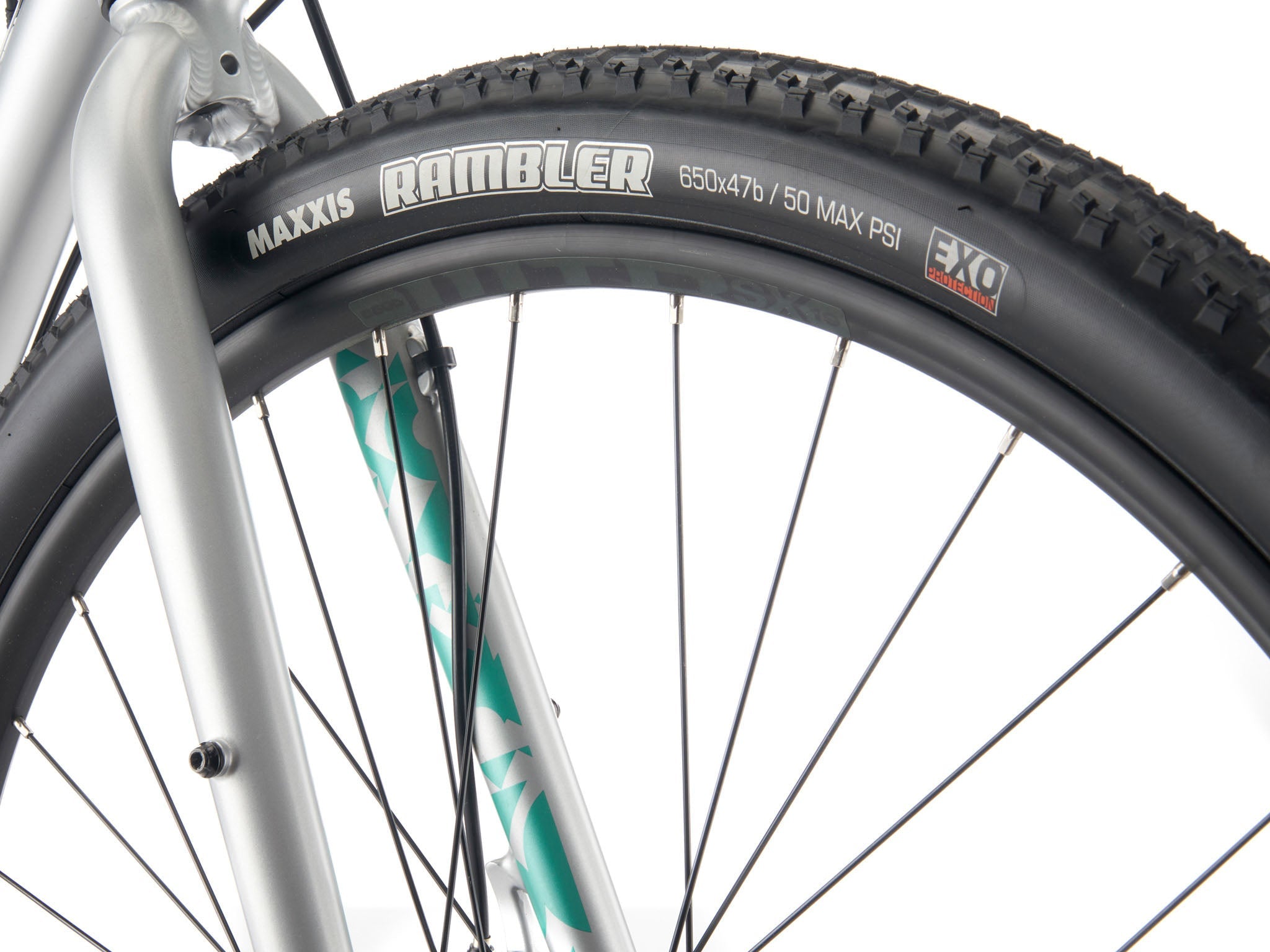 Close-up of the tread pattern on Rove AL 650 high-performance bike tire