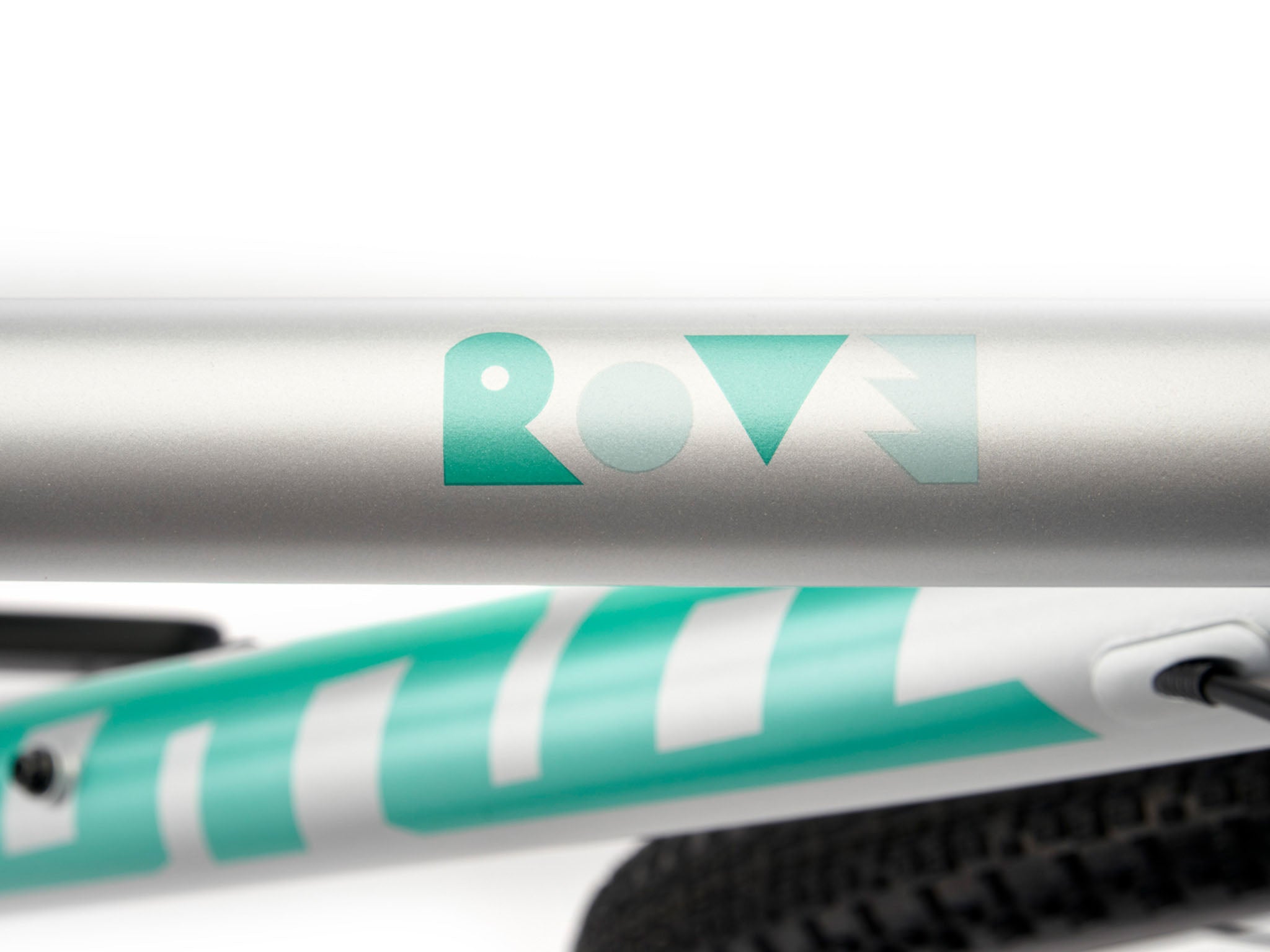 Close-up of the tread pattern on Rove AL 650 high-performance bike tire