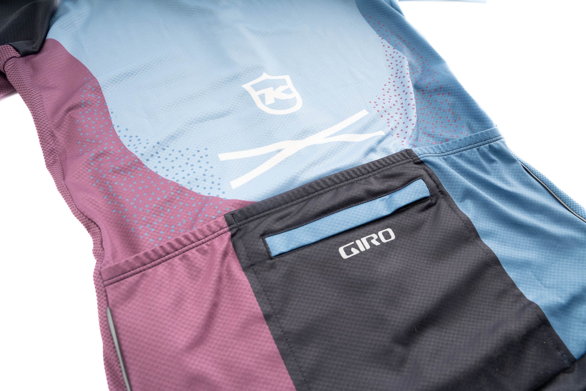 Side angle showcasing pockets and hem grippers on womens bike jersey