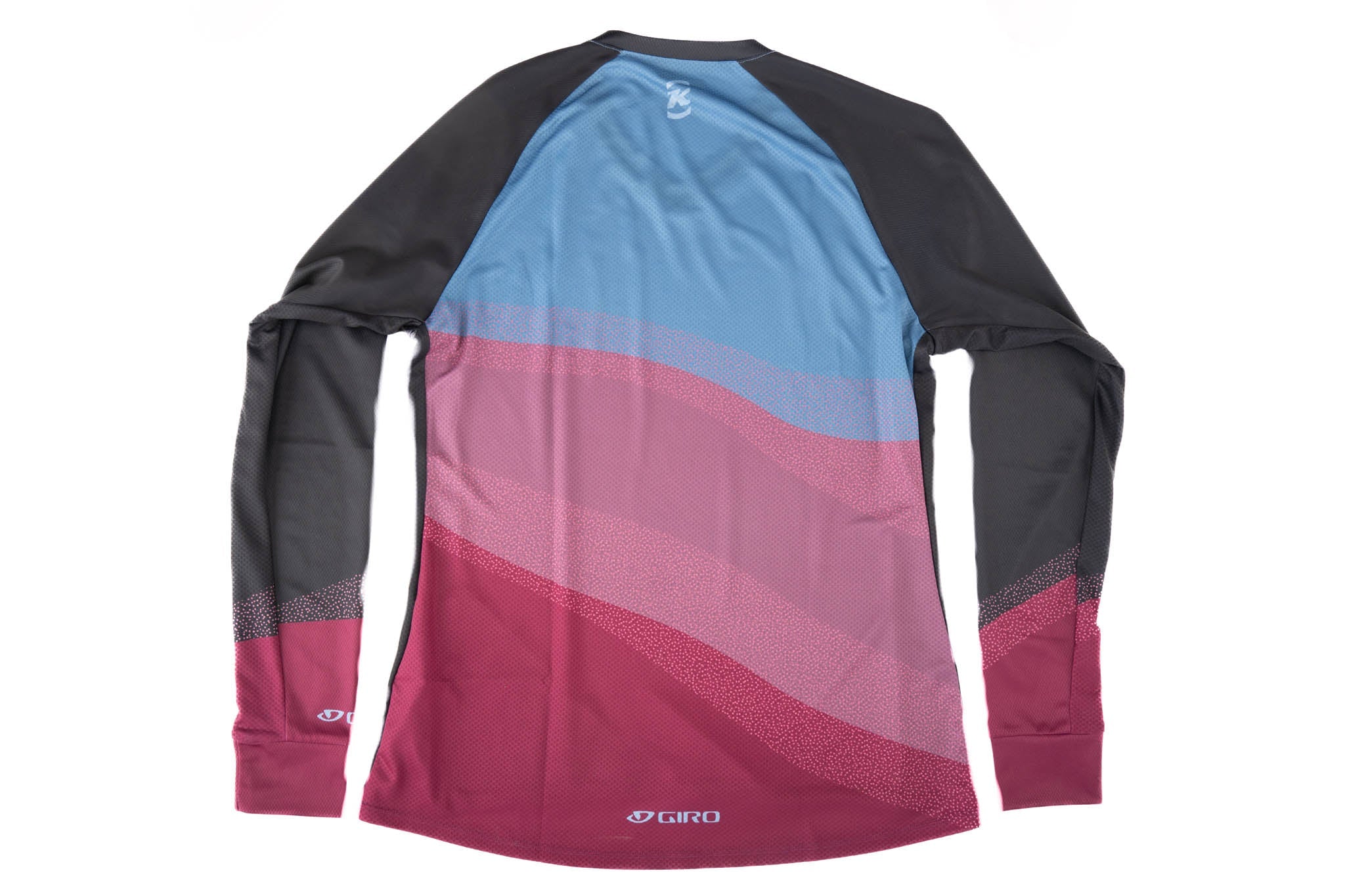 Cyclist wearing the Vista jersey in a mountain trail, highlighting comfort and fit