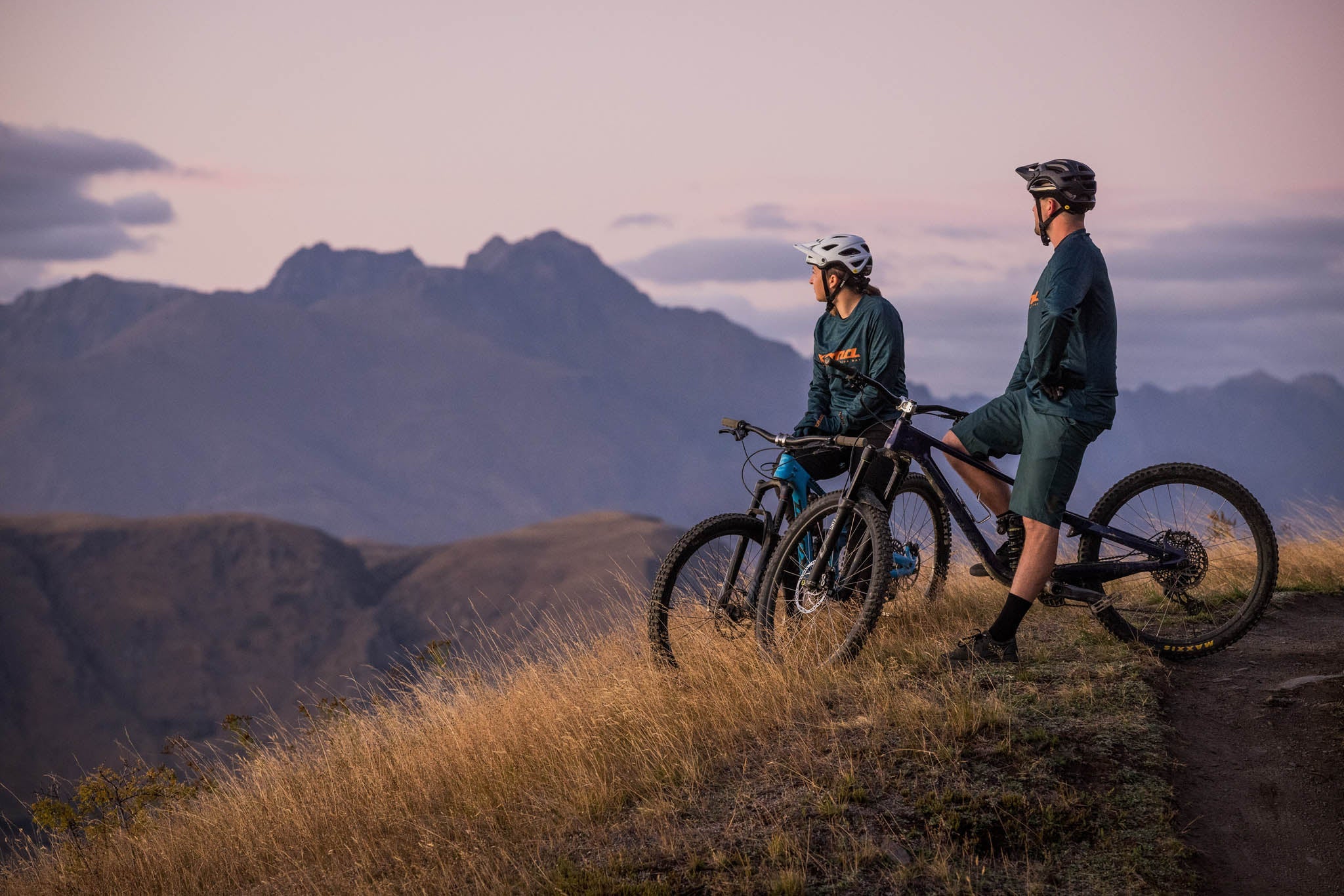 Mens black cycling shorts featuring deep pockets for convenience during rides.