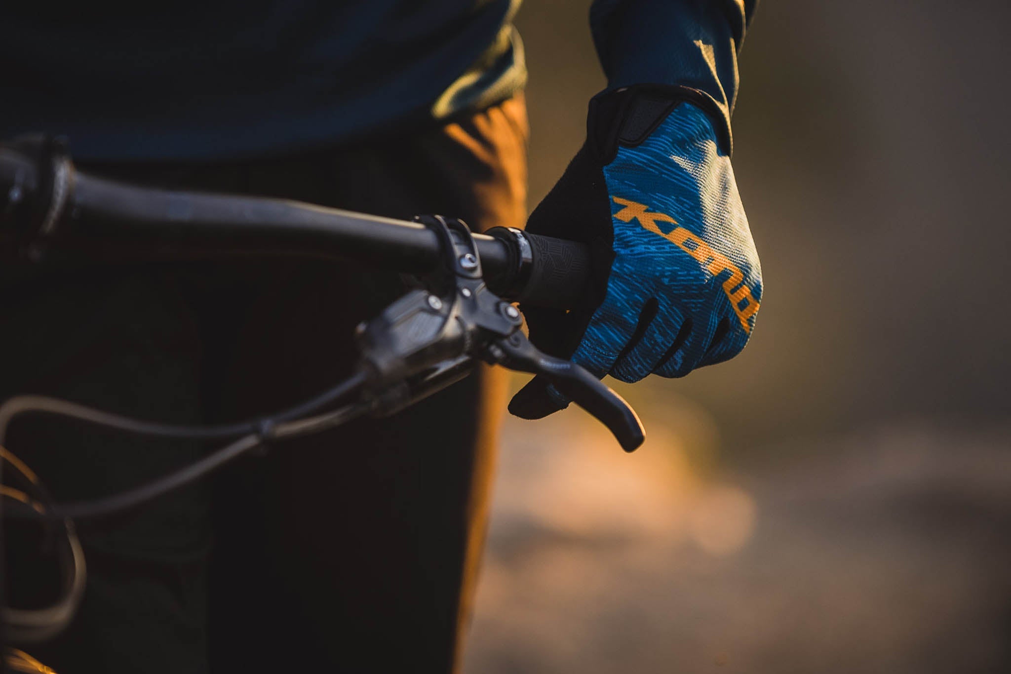 Side view of breathable unisex enduro gloves with reinforced fingertips