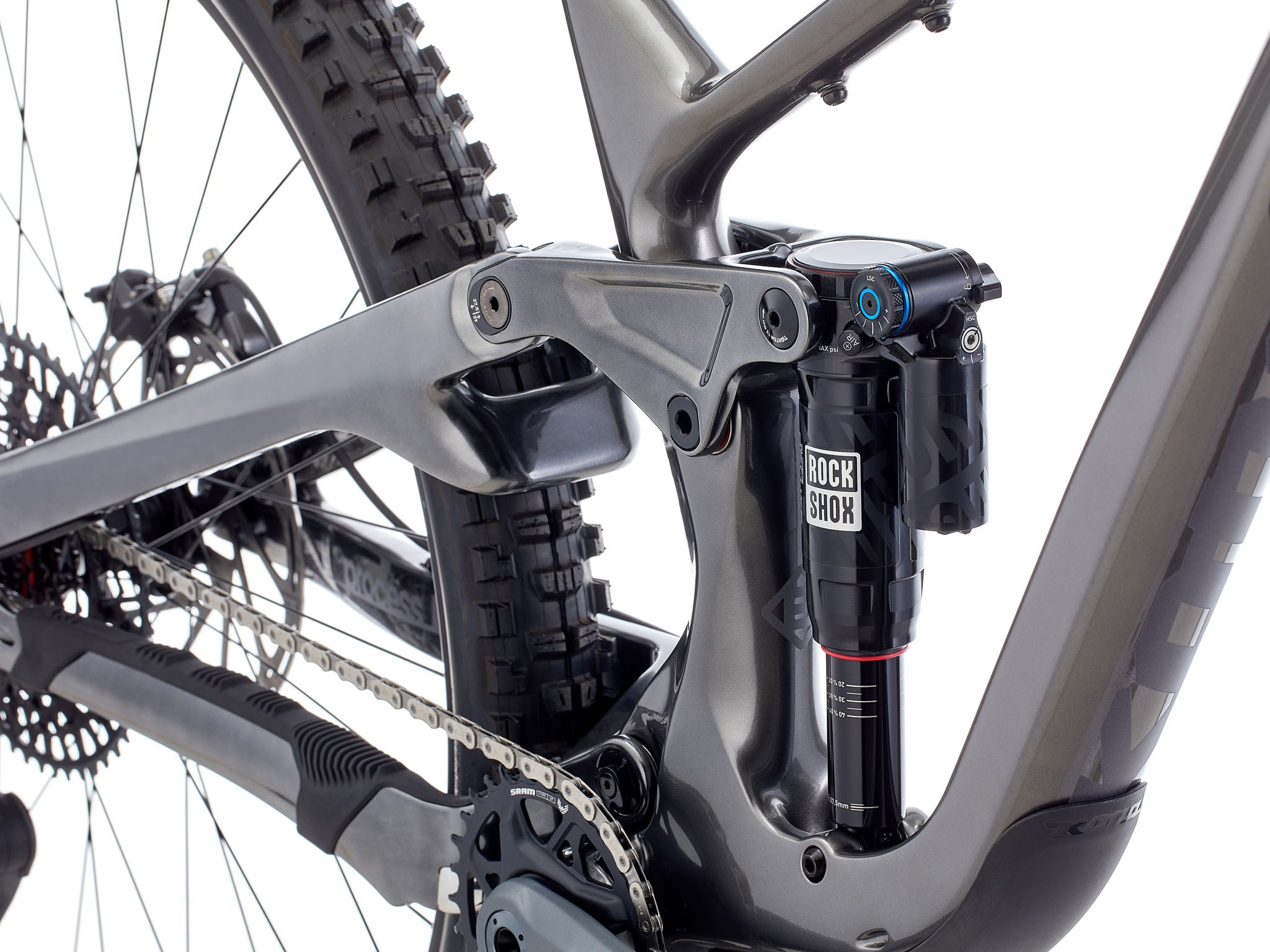 Close-up of TrailMaster 153s RockShox suspension system, demonstrating its high-end features for aggressive riders.